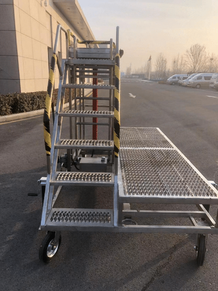 发动机吊舱工作梯