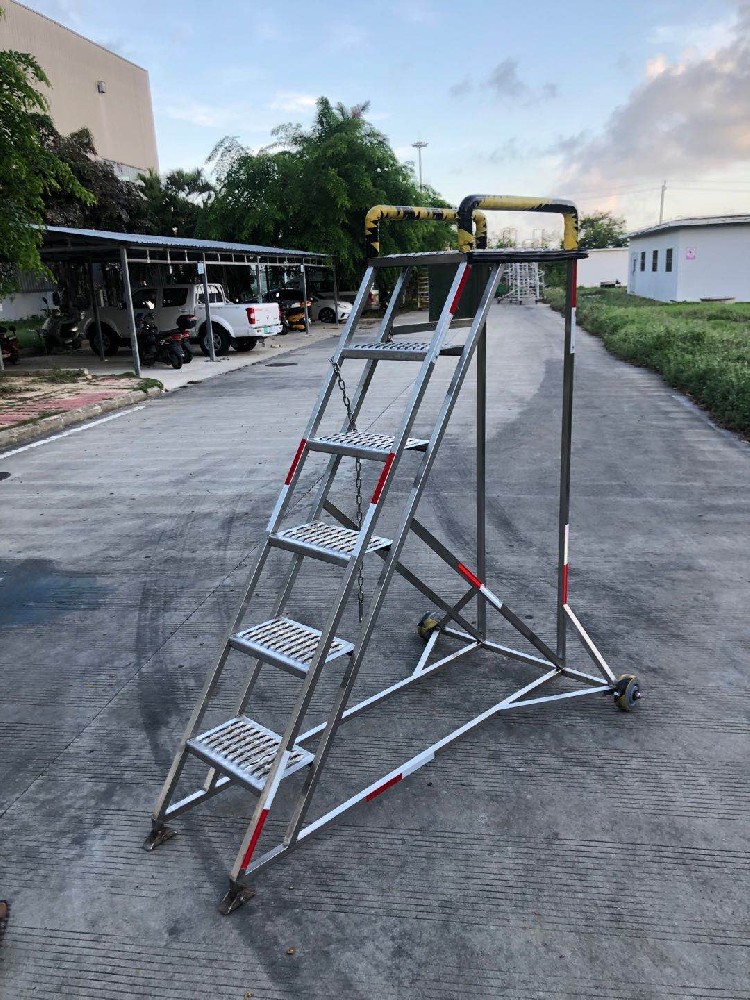 A320发动机内侧工作梯