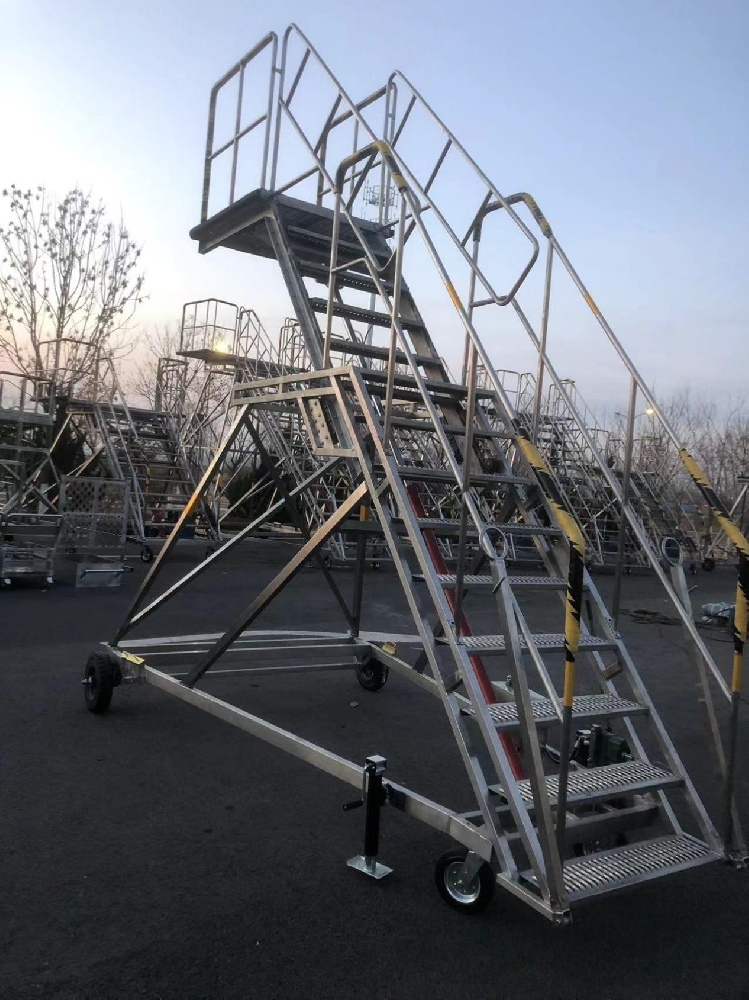 发动机进气道升降工作梯