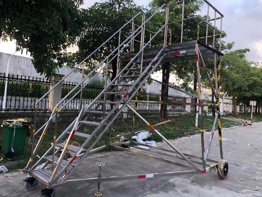 B737发动机吊舱工作梯