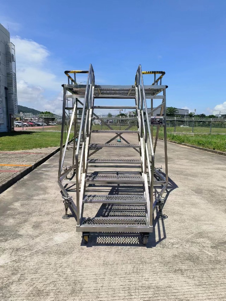 尾舱工作梯