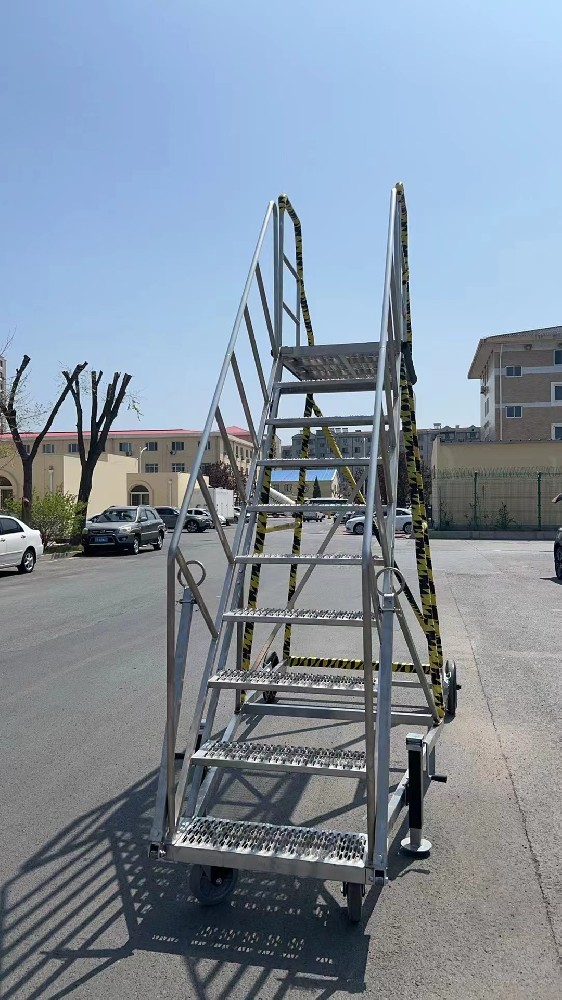 A320飞机后附件舱接近工作梯